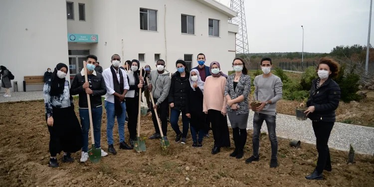 Her fidan farklı bir ülkeyi temsil ediyor