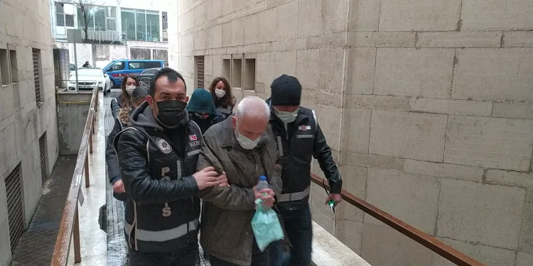 Bursalılara uygunsuz fotoğraflarla şantaj yapan çete çökertildi