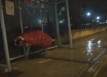Bu sefer otobüs durağında görüntülendi