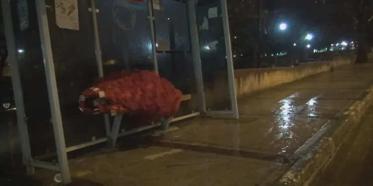 Bu sefer otobüs durağında görüntülendi