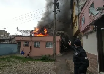 Bursa’da yangın! 2 eve sıçradı