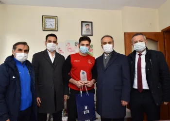 Bursa’da milli güreşçiye moral ziyareti