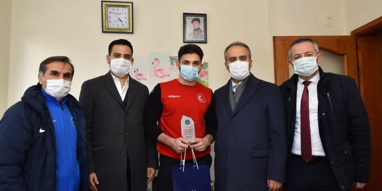 Bursa’da milli güreşçiye moral ziyareti