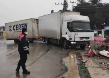 Bursa’da faciadan dönüldü! Akaryakıt istasyonuna daldı