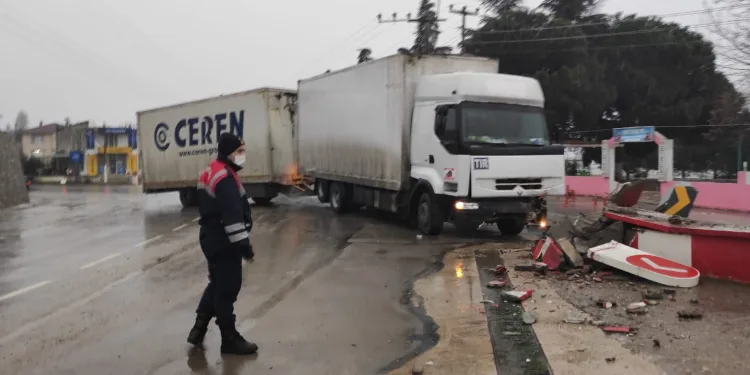 Bursa’da faciadan dönüldü! Akaryakıt istasyonuna daldı