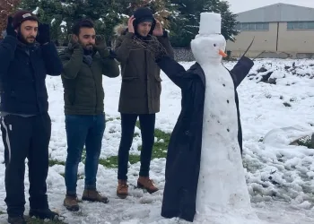 Bursa’da birbirinden komik kardan adam serisi