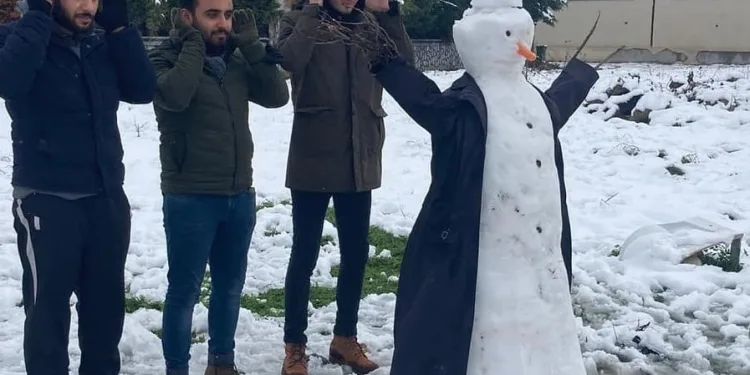 Bursa’da birbirinden komik kardan adam serisi