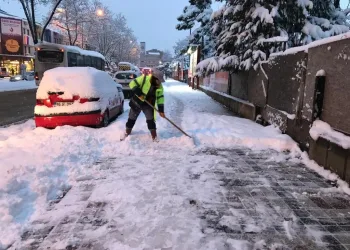 İnegöl’de karlı kaplı kaldırımlar temizleniyor