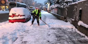 İnegöl’de karlı kaplı kaldırımlar temizleniyor