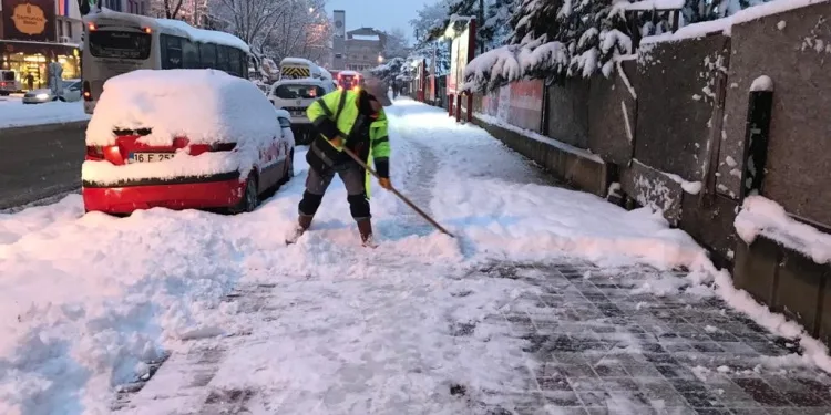 İnegöl’de karlı kaplı kaldırımlar temizleniyor