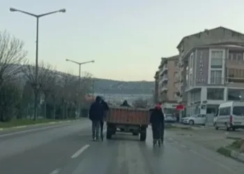 Bursa’da traktöre takılan gençlerin tehlikeli yolculuğu