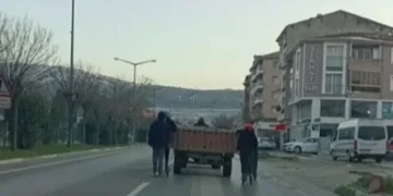 Bursa’da traktöre takılan gençlerin tehlikeli yolculuğu