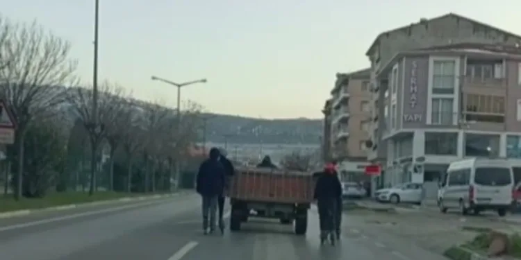 Bursa’da traktöre takılan gençlerin tehlikeli yolculuğu