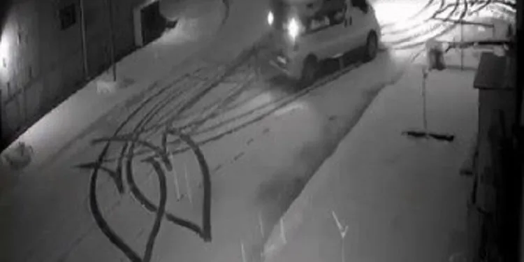 Farkında olmadan aşkını karlara çizdi