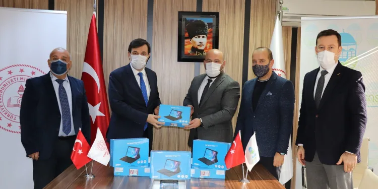 Bursa Ticaret Borsası’ndan öğrencilere tablet desteği