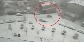 Buz tutan yolda duramadı evin bahçesine uçtu