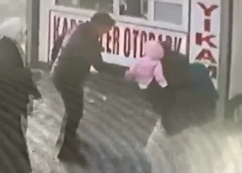 Bursa’da buzlu yolda düşen baba çocuğunu böyle kurtardı