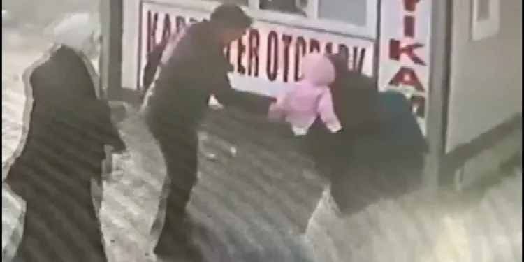 Bursa’da buzlu yolda düşen baba çocuğunu böyle kurtardı
