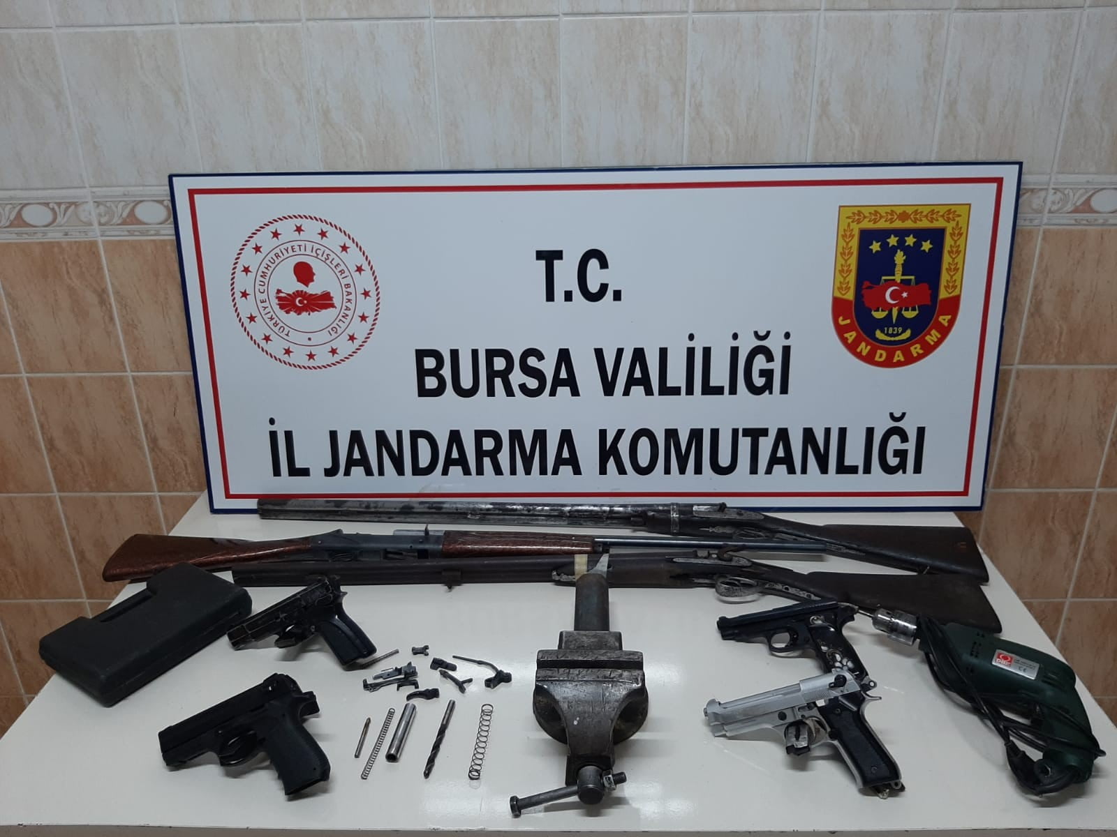 Bursa'da jandarmadan silah operasyonu