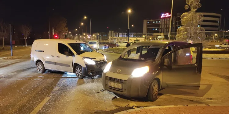 Bursa’da kırmızı ışık ihlali kazaya neden oldu