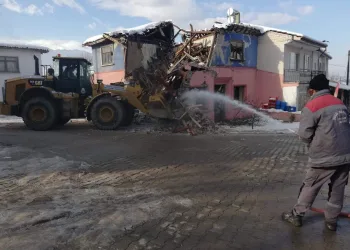 İnegöl’de tehlike saçan metruk binalar yıkılıyor
