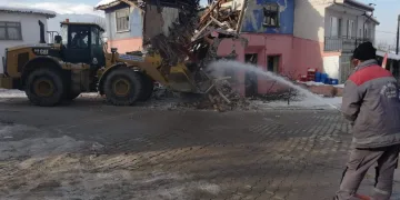 İnegöl’de tehlike saçan metruk binalar yıkılıyor