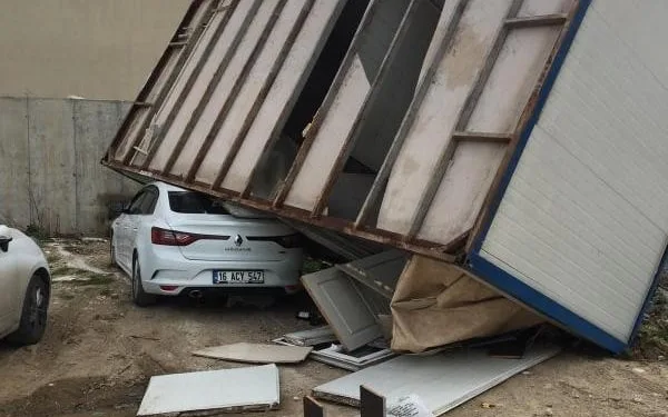 Lodos Bursa’yı vurdu! Ağaçlar kökünden söküldü