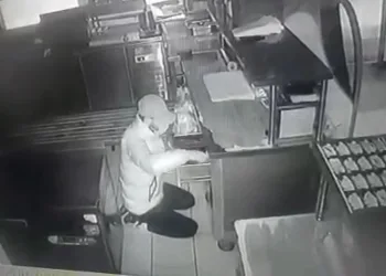 Kısıtlamayı fırsata çevirdi, kasayı boşalttı