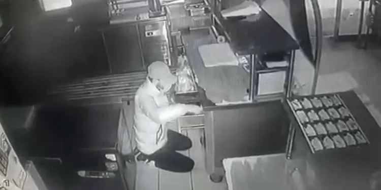 Kısıtlamayı fırsata çevirdi, kasayı boşalttı