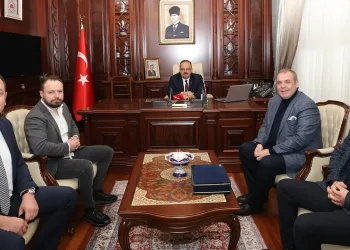 Bursaspor Başkanı Erkan Kamat ve yönetim kurulu, Bursa Valisi Yakup Canbolat’ı ziyaret etti