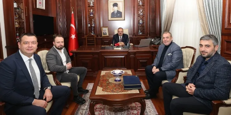 Bursaspor Başkanı Erkan Kamat ve yönetim kurulu, Bursa Valisi Yakup Canbolat’ı ziyaret etti