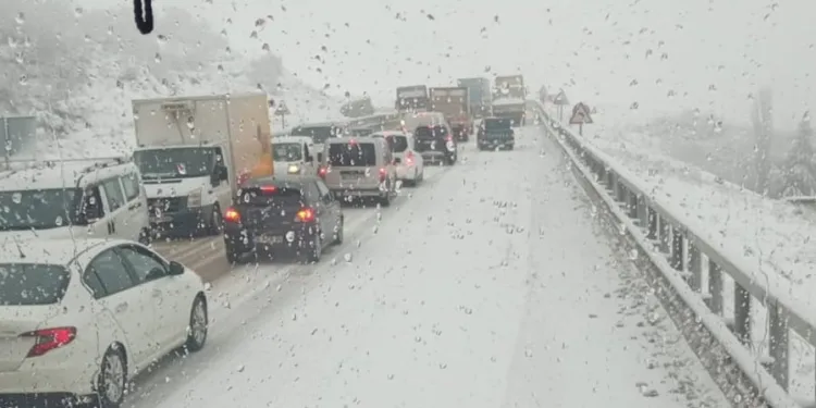 İznik-Yenişehir yolu trafiğe kapandı