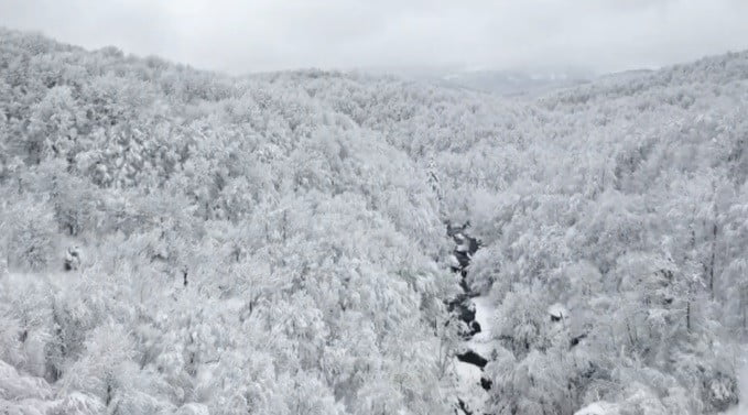 Suuçtu Şelalesi'nde büyüleyen kar manzarası