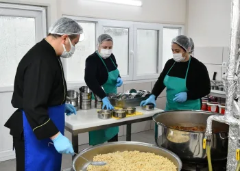 Mustafakemalpaşa’da her gün onlarca aileye sıcak aş