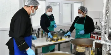 Mustafakemalpaşa’da her gün onlarca aileye sıcak aş