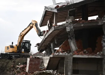 Tarım arazisindeki kaçak bina yıkıldı