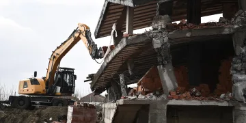 Tarım arazisindeki kaçak bina yıkıldı