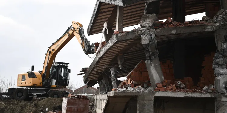 Tarım arazisindeki kaçak bina yıkıldı