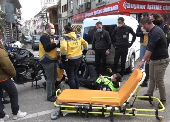 Boş yolda hatalı dönüş yapınca polise çarptı