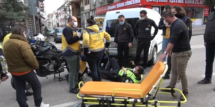 Boş yolda hatalı dönüş yapınca polise çarptı