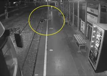 İstasyonda bayılıp raylara düştü! Ölümden döndü
