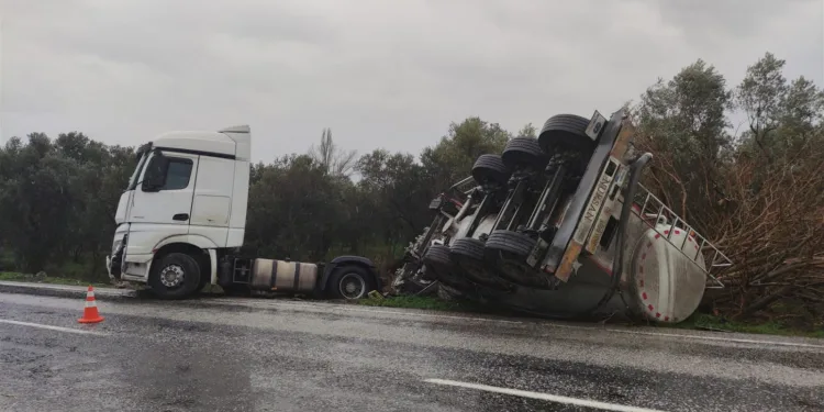 Bursa’da korkutan kaza! Tanker zeytinliğe devrildi
