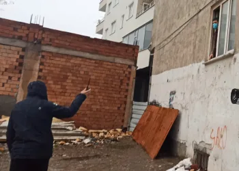 Kumar basınında pencereden kaçarken yakalandılar