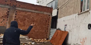 Kumar basınında pencereden kaçarken yakalandılar