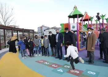 Yeniceköy’deki çocuk oyun alanı hizmete girdi