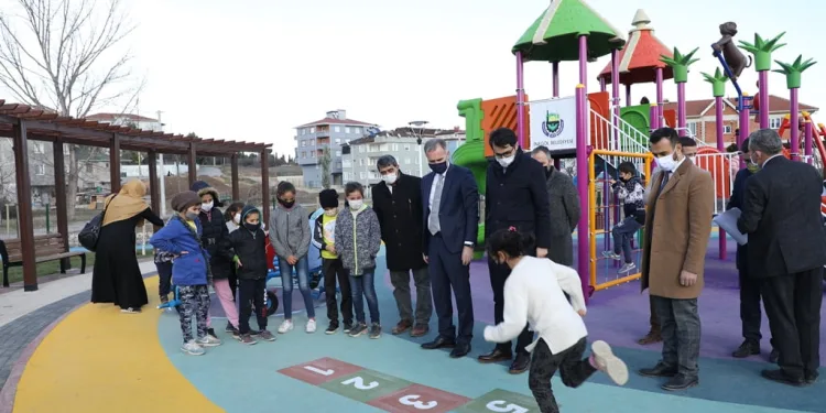 Yeniceköy’deki çocuk oyun alanı hizmete girdi