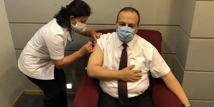 Bursa Valisi korona aşısının ikinci dozunu yaptırdı