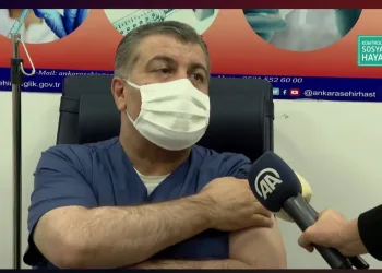 Bakan Koca canlı yayında aşı oldu