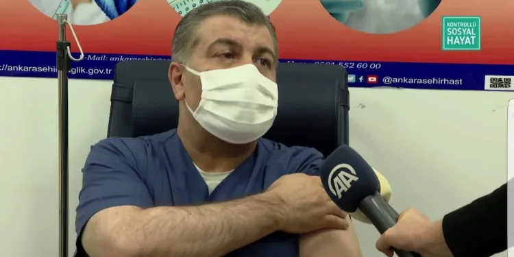 Bakan Koca canlı yayında aşı oldu