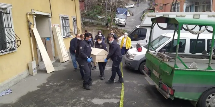 Anne ve ağabeyini koli bandıyla boğarak öldürdü